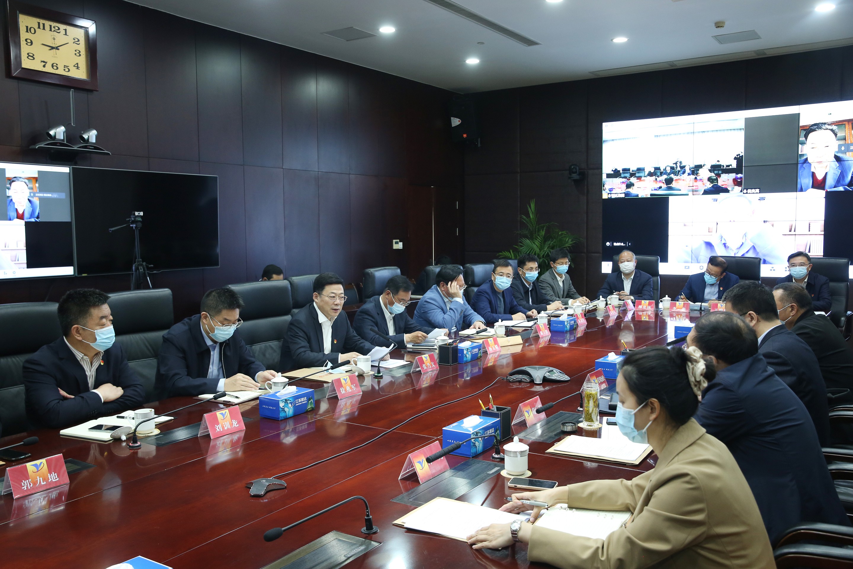 九游老哥j9
九游老哥j9外部董事送任会议召开 2_眸目压缩.jpg