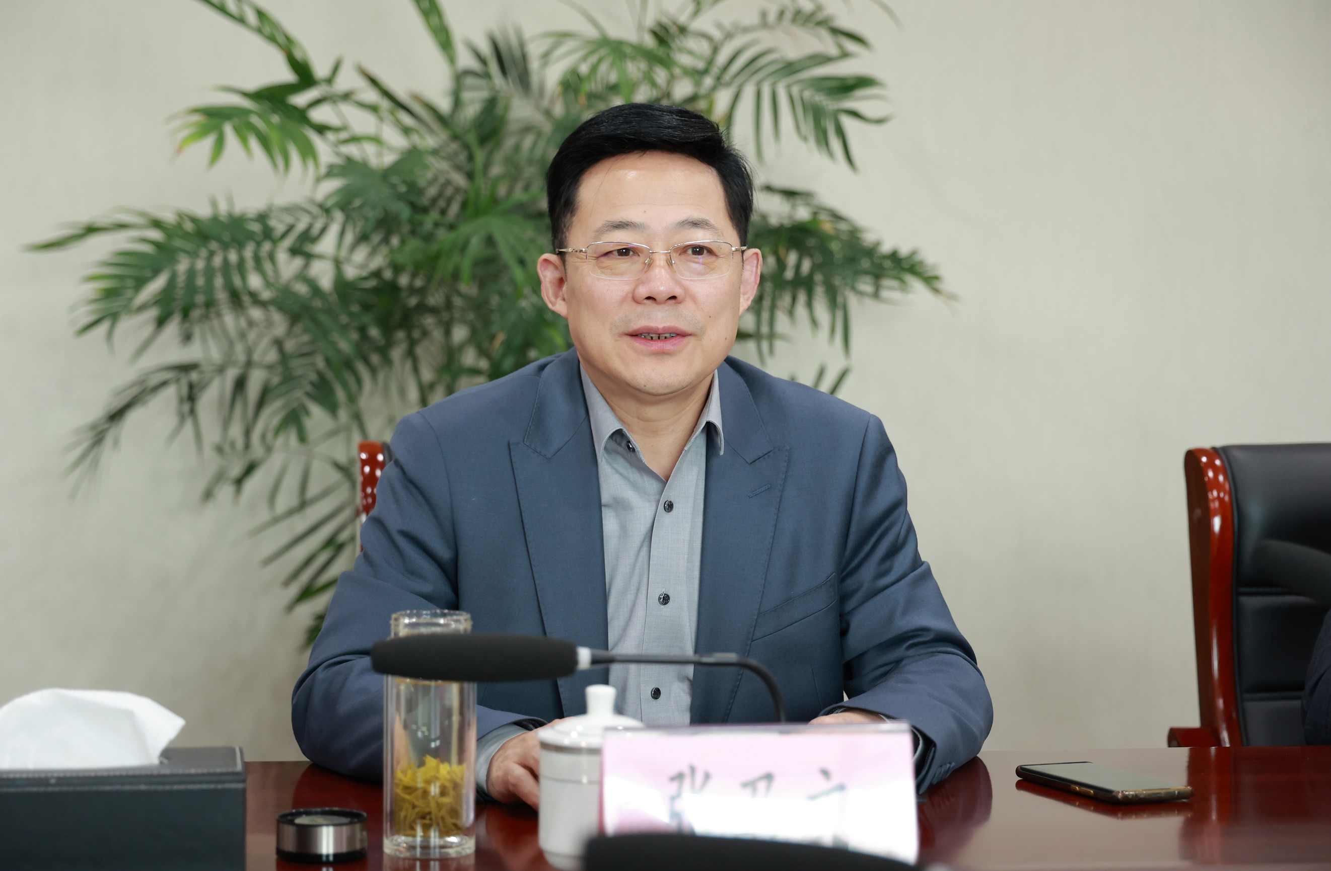 张乃文调研九游老哥j9
专用车公司2_眸目压缩.jpg